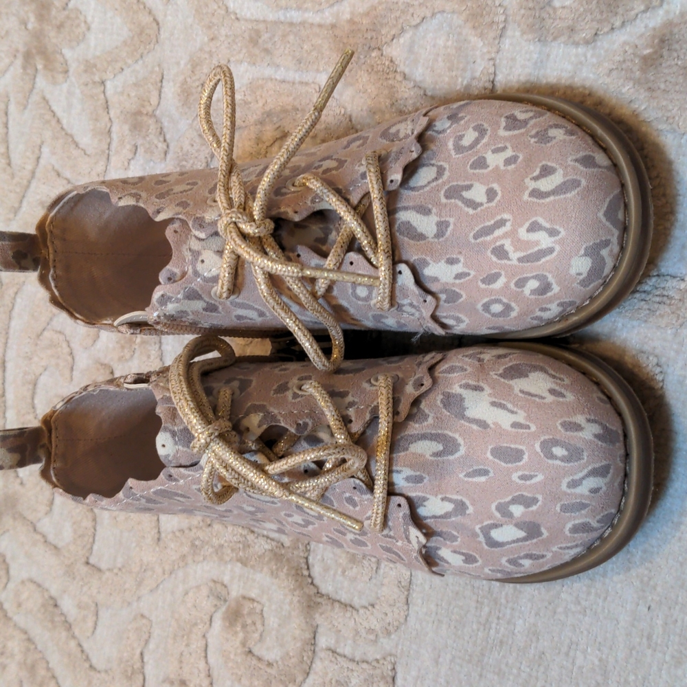 NWOT Toddler girl leapord booties from the gap with zip up side closure size 9